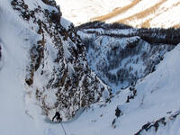 Sortie avant le rappel (55m) dans une très belle ambiance montagne Sortie avant le rappel (55m) dans une très belle ambiance montagne